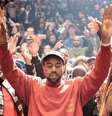Kanye West em um culto nos Estados Unidos: rapper teve fase bastante religiosa  Foto: Reprodução