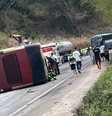 Ônibus com mais de 50 estudantes e monitores tomba e deixa feridos na BR-418, em MG  Foto: Reprodução/CBMG