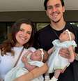  Foto: Instagram @pedroguilherme - Legenda: Pedro posa com sua esposa e filhas / Jogada10
