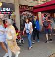Turistas nos arredores do templo da Sagrada Família, um dos pontos mas visados na cidade  Foto: Aline Scarso/BBC / BBC News Brasil