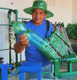 Gioggio Abrantes aprendeu a fazer vassouras com garrafas PET  Foto: Reprodução/Instagram