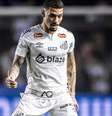  Foto: Raul Baretta/Santos - Legenda: Alison voltou a atuar no Santos após mais de um ano / Jogada10