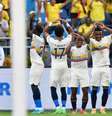  Foto: Gabriel Aponte/Getty Images - Legenda: Jogadores da Colômbia celebram o primeiro gol diante do Chile / Jogada10