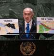 O primeiro-ministro israelense, Benjamin Netanyahu, mostra dois mapas diante da Assembleia Geral da ONU nos quais os territórios palestinos não aparecem  Foto: Getty Images / BBC News Brasil