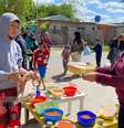 Duas em cada três crianças na Argentina são pobres — elas sobrevivem com a ajuda do Estado e de refeitórios comunitários como este  Foto: BBC News Brasil