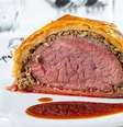 O chef Pascal Valero, do Le Napoleon, concebeu o Bife Wellington (R$ 96) do restaurante com cogumelos e molho rôti  Foto: Neuton Araújo/Divulgação