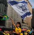 Bandeiras de Israel eram vendidas por R$ 50 na avenida Paulista  Foto: Reuters / BBC News Brasil
