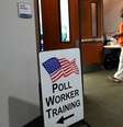 Trabalhadores eleitorais supervisionam a votação antecipada em uma seção eleitoral em Marietta, Geórgia, EUA, 15 de outubro de 2024.   Foto: REUTERS/Jayla Whitfield-Anderson