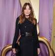 "Muito obrigada, Victoria's Secret, por me dar novas asas na minha idade venerável", escreveu Carla Bruni no Instagram  Foto: Reprodução: Instagram/carlabruniofficial