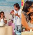 Em sua festa de 9 anos, Laura recebeu o carinho do avô, Roberto Carlos, e da mãe, Valeska Braga  Foto: Reproduções