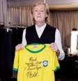  Foto: Reprodução - Legenda: Paul McCartney ganha camisa da Seleção Brasileira autografada por Pelé / Jogada10