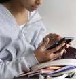 A maioria dos brasileiros a partir dos 16 anos é a favor da proibição do uso de celulares nas escolas por crianças e adolescentes  Foto: Freepik