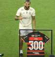  Foto: Lucas Bayer/Jogada10 - Legenda: Gabigol recebe a camisa com número 300 / Jogada10