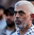 O líder do Hamas, Yahya Sinwar, observa apoiadores palestinos do Hamas em manifestação contra Israel na Cidade de Gaza 1º/10/2022  Foto:  REUTERS/Mohammed Salem