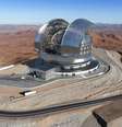 Ilustração do Extremely Large Telescope (ELT), atualmente em construção no topo de uma montanha no Deserto do Atacama, Chile: espelho principal será o maior em operação no mundo, permitindo aos astrônomos ver mais longe e com mais nitidez do que os telescópios atuais ESO, CC BY  Foto: The Conversation