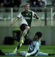  Foto: Divulgação Sporting - Legenda: Harder finaliza para fazer um de seus dois gols para o Sporting sobre o Portimonense / Jogada10