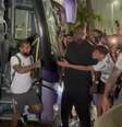  Foto: Reprodução de vídeo Itatiaia - Legenda: Jogadores do Atlético chegam a hotel no Rio de Janeiro sob festa de torcedores / Jogada10