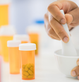 Anvisa suspende manipulação, comercialização, propaganda e uso de implantes hormonais manipulados  Foto: Reprodução/Getty Images