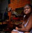 Mulher sentada na porta de casa enquanto marido organiza medicamentos após a mídia estatal relatar o segundo colapso da energia elétrica em 24 horas, em Havana, Cuba, neste sábado, 19  Foto: REUTERS/Norlys Perez