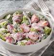 Salada de brócolis com morango e molho de iogurte  Foto: AS Foodstudio | Shutterstock / Portal EdiCase