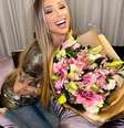 Apresentadora ganha buquê de flores de suposto affair do Flamengo –  Foto: Instagram / Jogada10