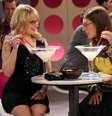 Melissa Rauch e Mayim Bialik em The Big Bang Theory  Foto: Adoro Cinema