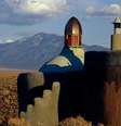 A arquitetura fora dos padrões das Earthships permite aos seus moradores enfrentar os extremos de temperatura do deserto do Novo México, no sudoeste dos Estados Unidos  Foto: Getty Images / BBC News Brasil