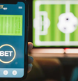 Imagem de tela de celular com campo de futebol e o termo 'Bet'  Foto: Getty Images / BBC News Brasil