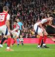  Foto: Shaun Botterill/Getty Images - Legenda: Gabrel Martinelli chuta para fazer o gol do Arsenal sobre o Shakhtar Donestk, pela Champions / Jogada10
