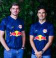 Sergio Pérez e Max Verstappen foram modelos no lançamento da nova camisa do Red Bull Bragantino.  Foto: Divulgação/ Red Bull / Estadão