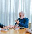 Lula durante reunião com o Assessor-Chefe da Assessoria Especial do Presidente da República, Celso Amorim e o Ministro-chefe da Secretaria de Relações Institucionais, Alexandre Padilha, no Palácio da Alvorada, nesta segunda-feira, 21 de outubro.  Foto: Ricardo Stuckert / PR