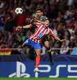  Foto: Florencia Tan Jun/Getty Images - Legenda: Benjamin Andre, do Lille, luta com Molina, do Atlético de Madrid, em jogo pela Champions. Franceses vencem por 3 a 1 / Jogada10