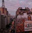 Mural gigante em São Paulo do artista Mundano usa cinzas de incêndios em protesto contra desmatamento 21/10/2024  Foto: REUTERS/Amanda Perobelli