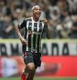  Foto: Pedro Souza / Atlético - Legenda: Deyverson comemora vitória do Atlético / Jogada10