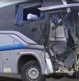 Ônibus com equipe de vôlei bateu na traseira de uma carreta na Rodovia Castello Branco, no interior de São Paulo  Foto: Reprodução/TV Tem 