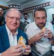Alckmin e Boulos comem sanduíche em lanchonete na região central de São Paulo.  Foto: Leandro Paiva/Divulgaçãoo