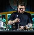 Thiago Bañares, o chef por trás do melhor bar do Brasil: o Tan Tan  Foto: Reprodução/Instagram/@tbanares