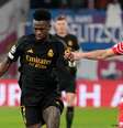 Estrela do Real Madrid, Vinicius Jr. (c.) tem sido alvo de diversos ataques racistas de torcedores  Foto: DW / Deutsche Welle