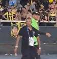 Torcedor do Peñarol faz gesto racista –  Foto: Reprodução / Jogada10