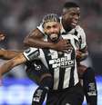 Foto: Vítor Silva/Botafogo - Legenda: Jogadores do Glorioso festejam um dos gols na fácil vitória sobre o Peñarol / Jogada10