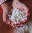 Especialistas em culinária afirmam que a pré-lavagem do arroz reduz a quantidade de amido proveniente dos grãos de arroz  Foto: Getty Images / BBC News Brasil