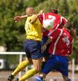 Cruzamentos e bolas aéreas no futebol fazem com que as batidas de crânio sejam frequentes  Foto: Getty Images / BBC News Brasil