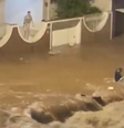 Mulher é levada por correnteza durante temporal em Campinas  Foto: Reprodução/TV Globo