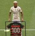  Foto: Lucas bayer/Jogada10 - Legenda: Wesley e a camisa comemorativa pelos seus sem 100 com a camisa do Flamengo / Jogada10
