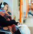 Mulher dormindo no trem  Foto: Getty Images / BBC News Brasil