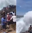 Onde atinge grupo de pessoas e arrasta turista que posava para foto em Bali  Foto: Reprodução/X Lensa Indonesia RTV