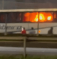 Ônibus pegando fogo –  Foto: Divulgação/Polícia Federal - Legenda: Confusão entre torcedores de Palmeiras e Cruzeiro / Jogada10