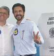 Ricardo Nunes (MDB), que busca a reeleição, exerceu seu voto na manhã deste domingo na Escola Estadual Dom Duarte Leopoldo e Silva  Foto: Reprodução / TV Globo / Perfil Brasil