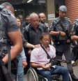 Aprígio chega à escola acompanhado de policiais  Foto: Divulgação