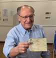 Geraldo Alckmin mostra o seu título de eleitor   Foto: CNN